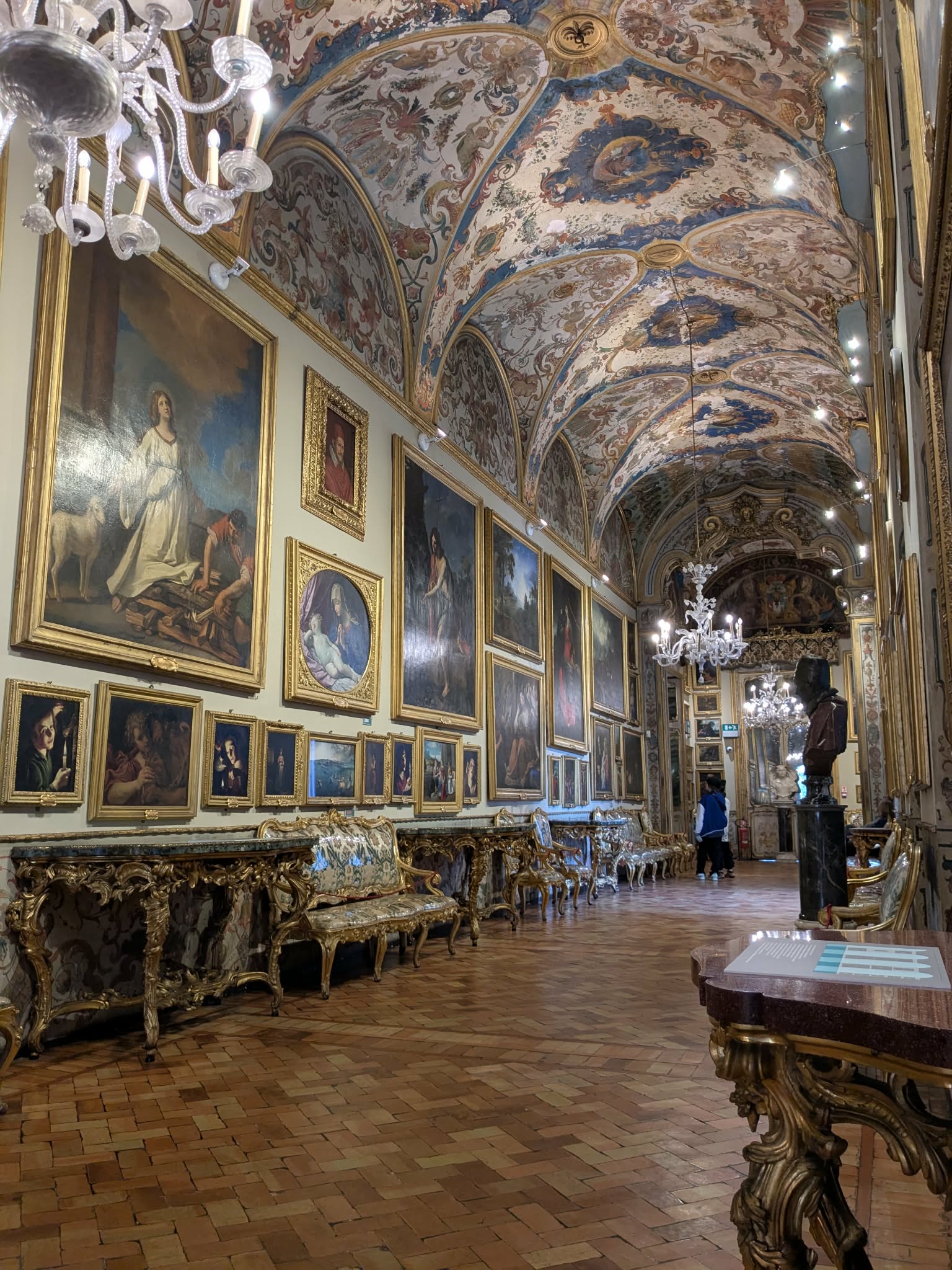 Salle avec des peintures dans la galerie Doria Pamphilj