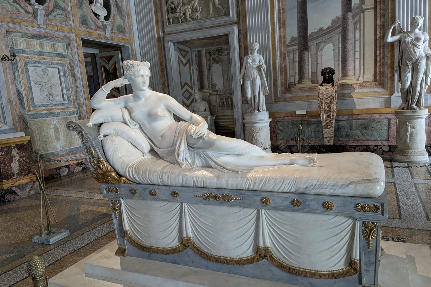 Statue de femme allongée à la Galerie Borghèse