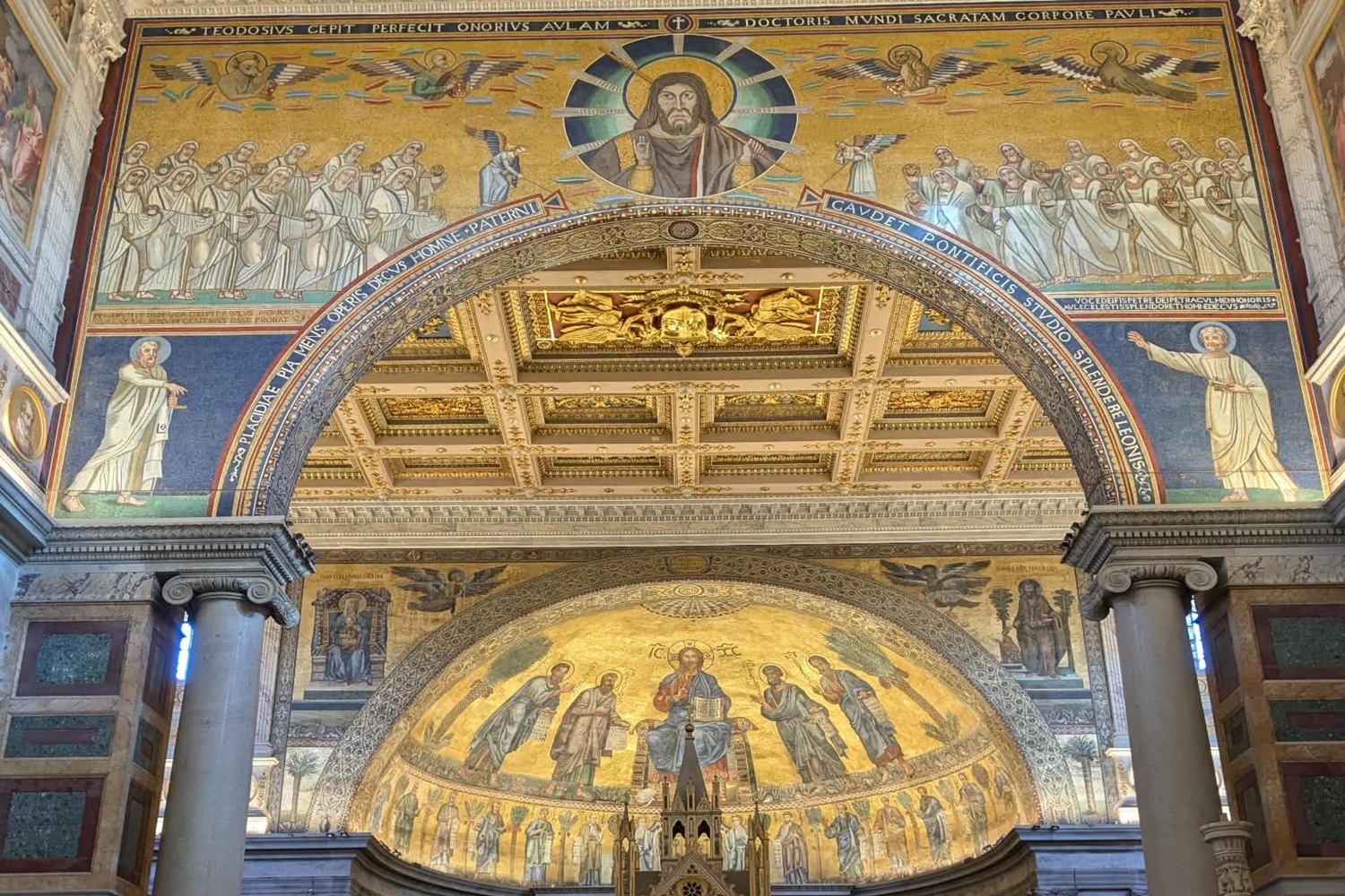 L'arc et l'abside décorés de mosaïques dans la basilique Saint Paul