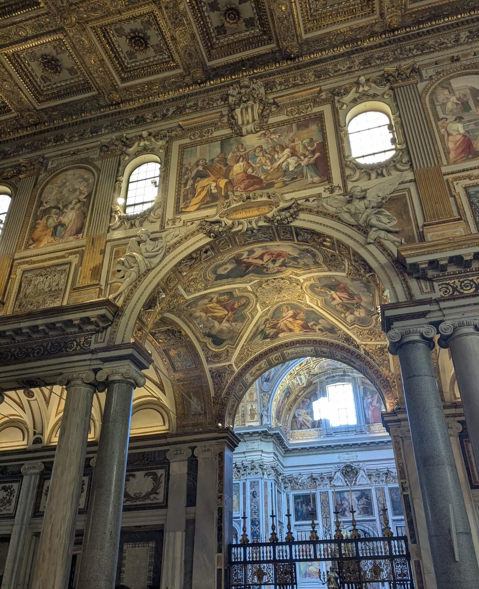 Un arc superbement décoré de la basilique Sainte-Marie-Majeure