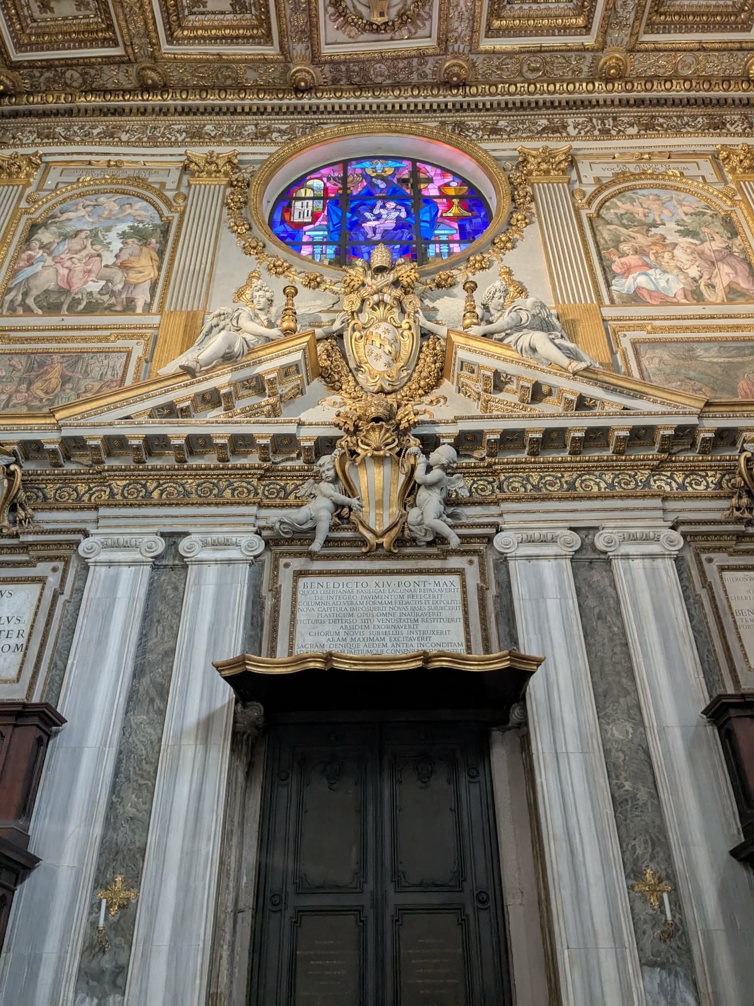 Vitrail à l'intérieur de la basilique Sainte-Marie-Majeure