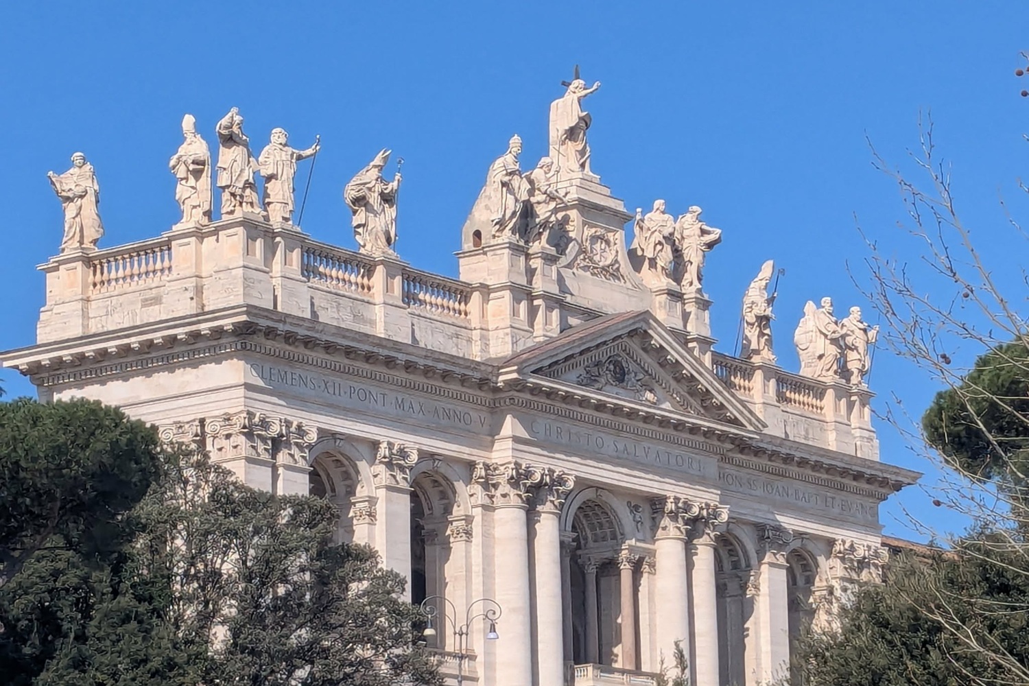 Statues des saints sur la façade de la basilique Saint-Jean-de-Latran