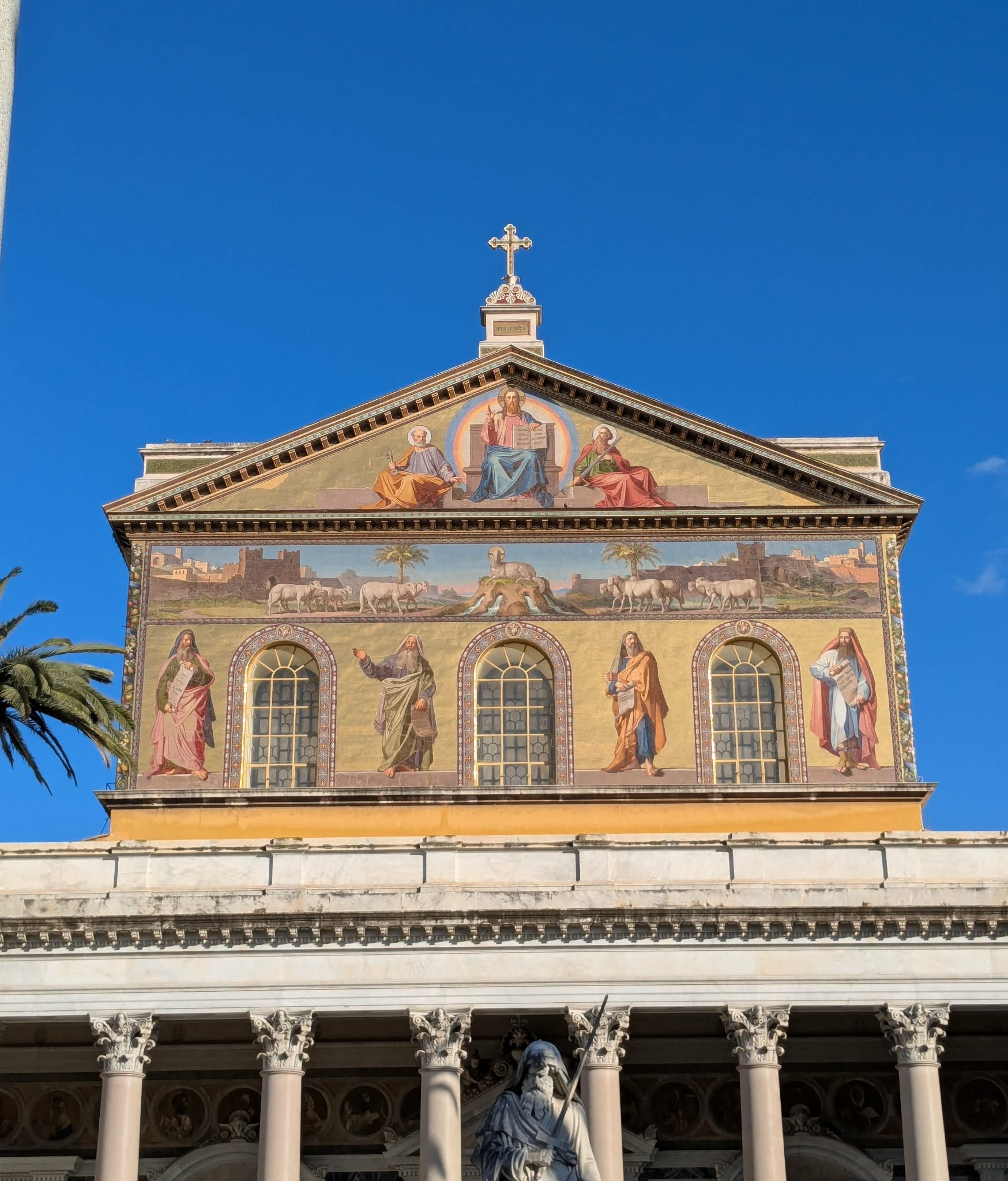 Mosaïque sur la façade de la basilique Saint Paul