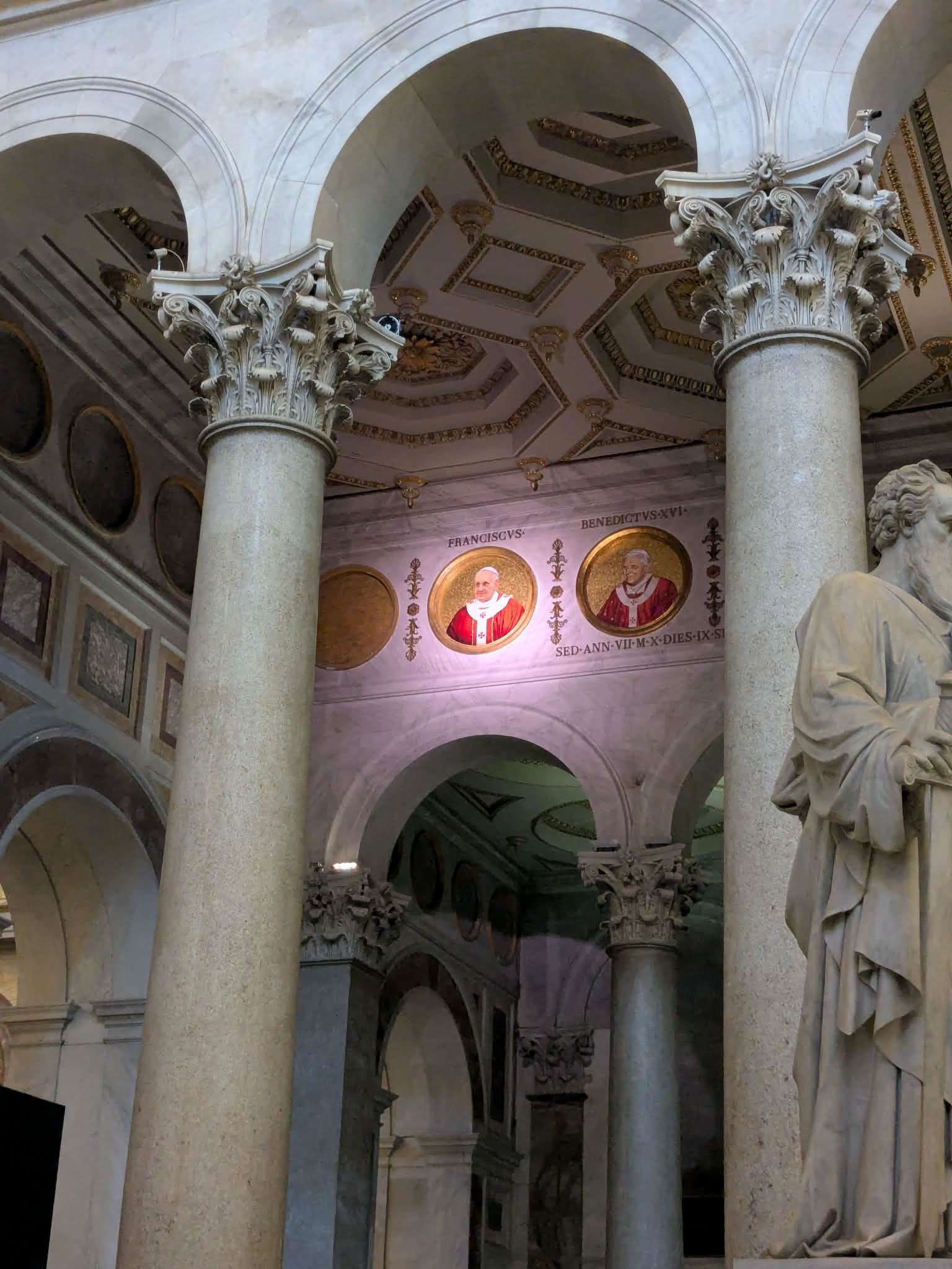 Le médaillon du pape François éclairé dans la basilique Saint Paul