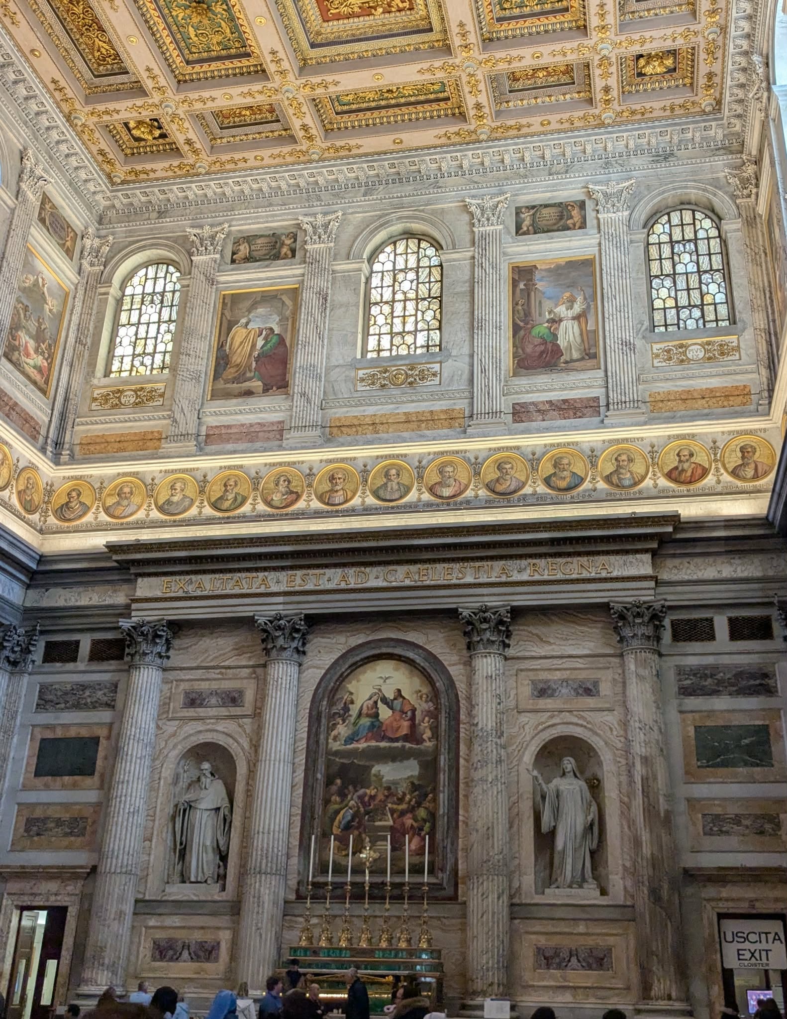 Médaillons avec les papes dans la basilique Saint Paul