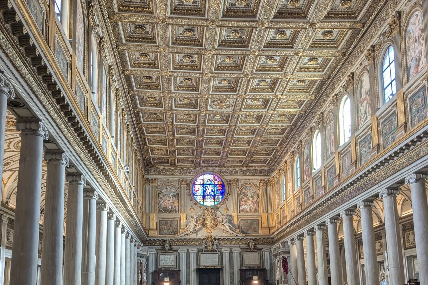 Nef centrale côté vitrail de la basilique Sainte-Marie-Majeure