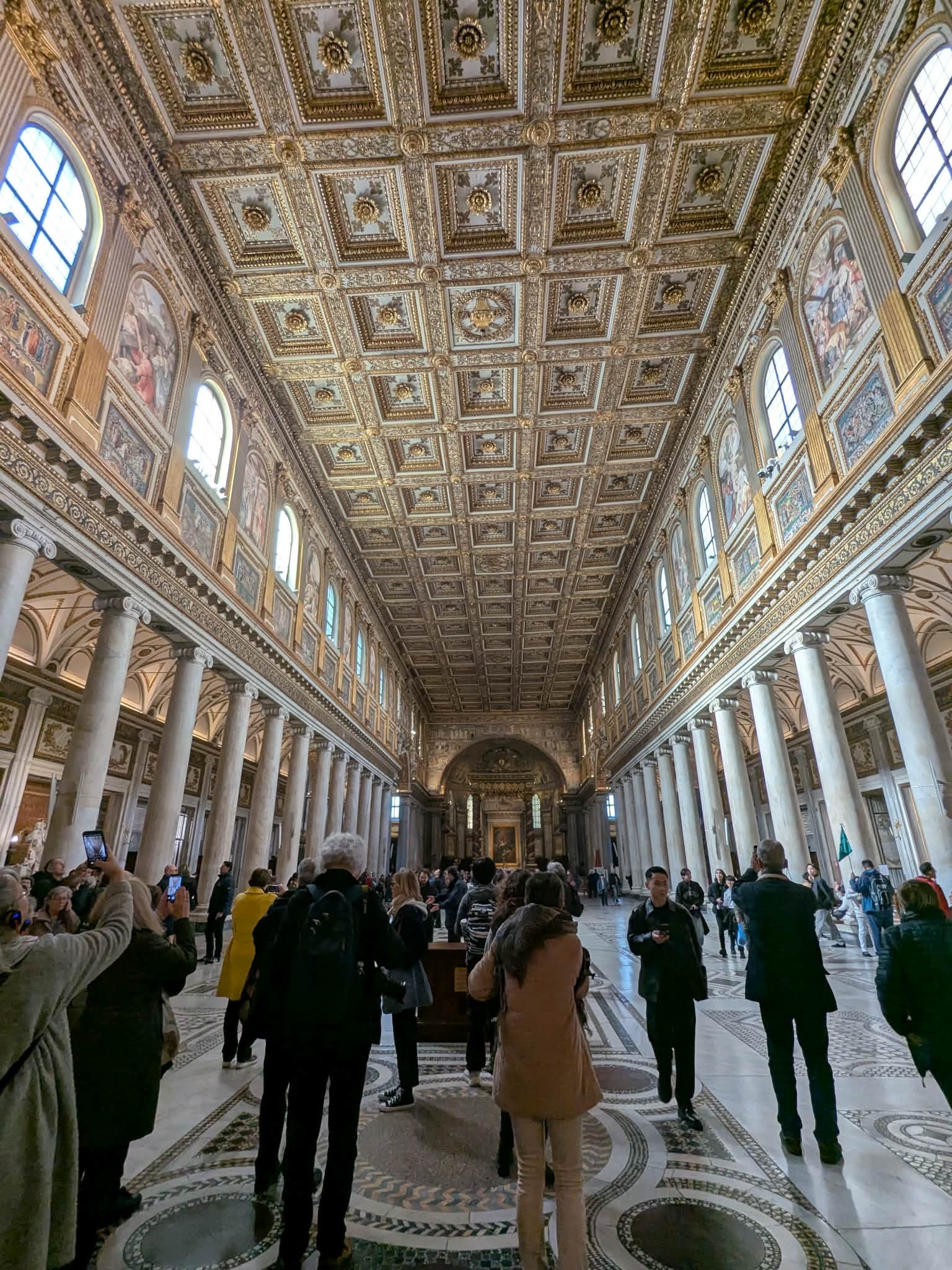 Vue plongeante de la nef centrale de la basilique Sainte-Marie-Majeure