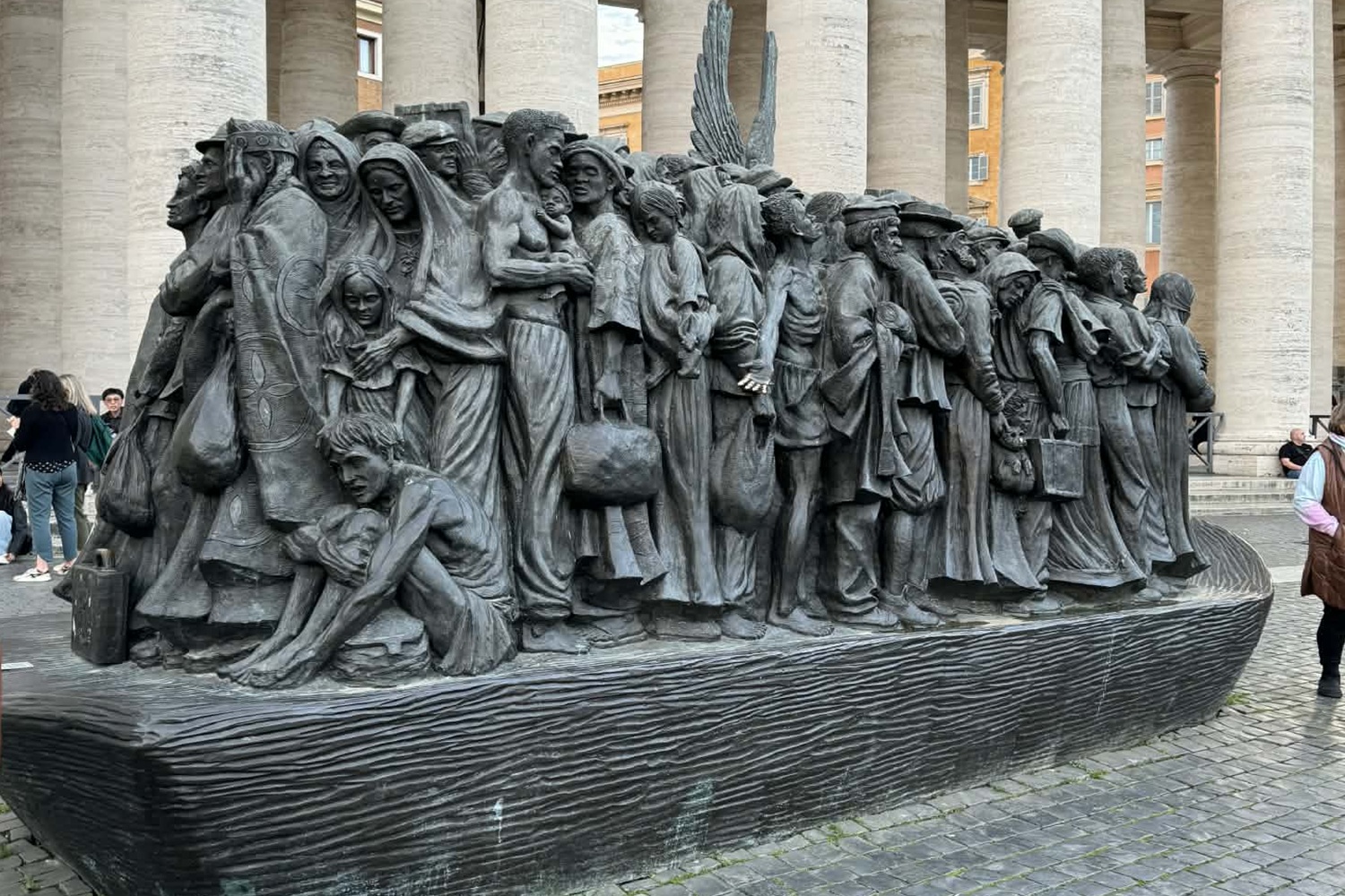 Sculpture aux migrants "Angels Unawares" sur la place Saint-Pierre