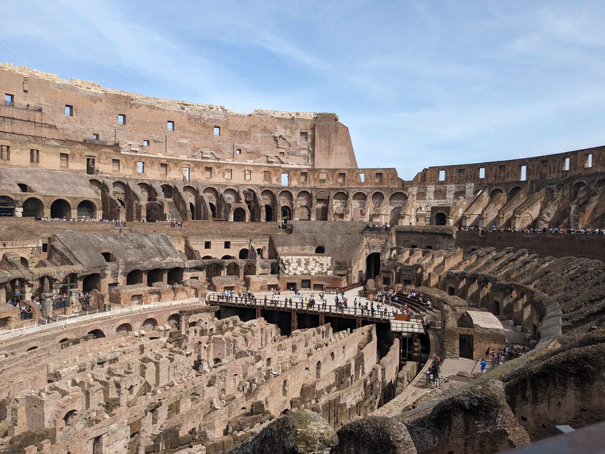 Visite du Colisée vue de côté sur l'arène et les étages supérieurs