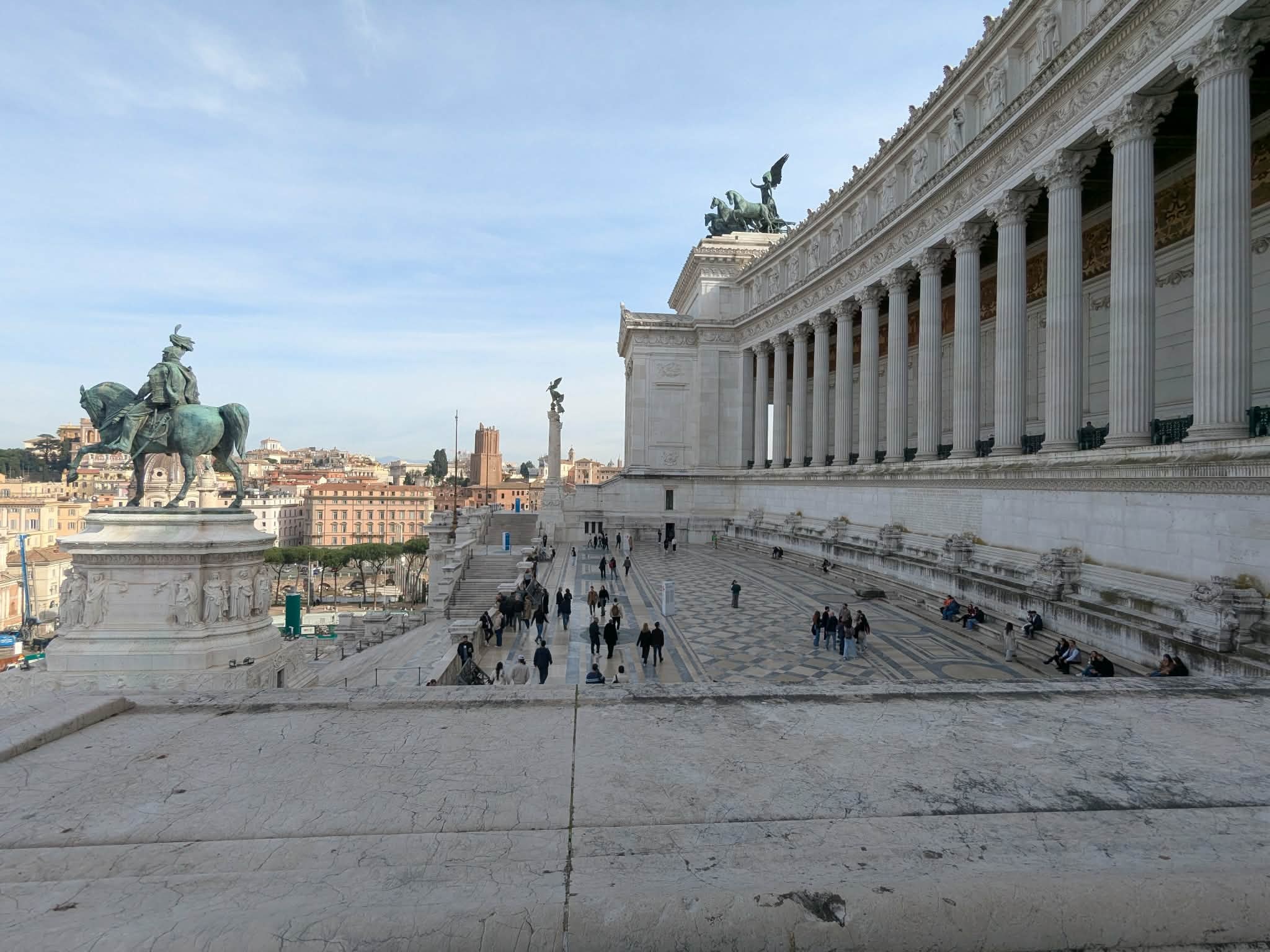 Colonnes du Vittoriano et vue sur Rome