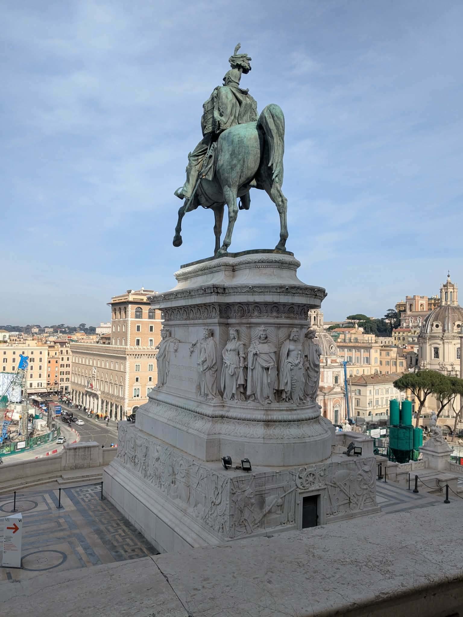 Statue équestre du roi Victor-Emmanuel II vue de derrière au Vittoriano